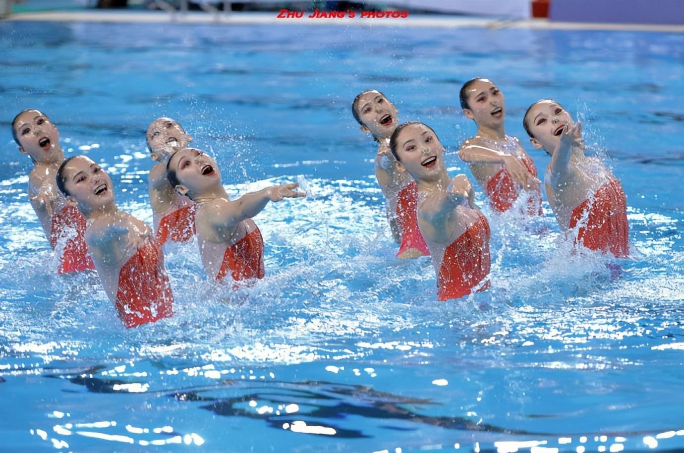 回顾牛莉24岁嫁圈外富商婚后育有一女现一家三口其乐融融