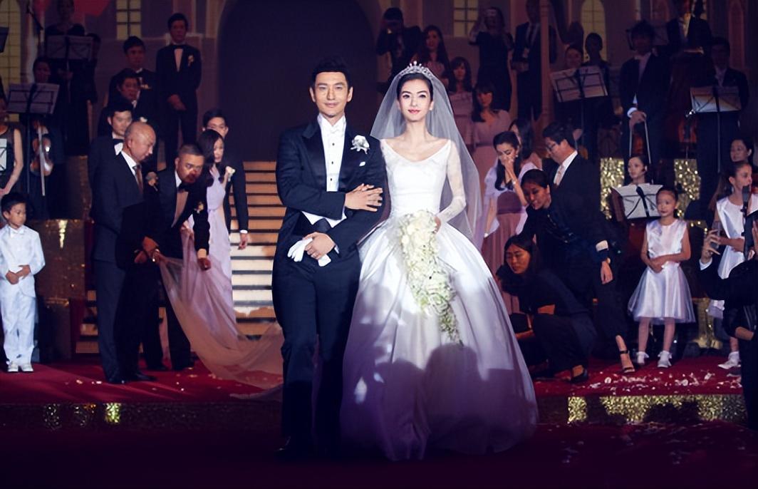 杨颖晒35岁生日照与父母儿子罕见同框小海绵露正脸像爸又像妈