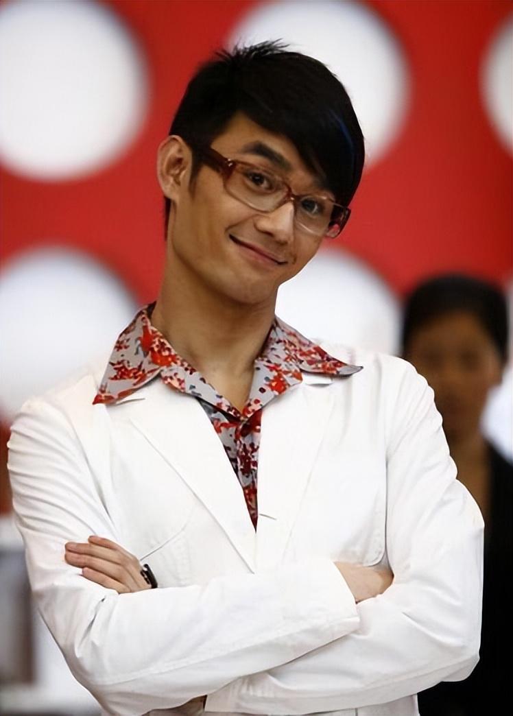 回顾王凯父亲肺癌离世后他查出肺部阴影红不红已不重要