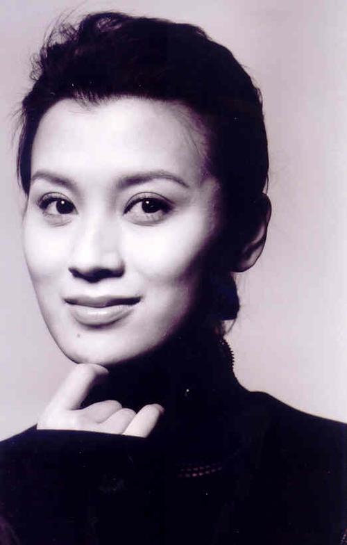 班级里最热心的就是她了,时常会带同学刘敏涛去吃好吃的,帮她排队.