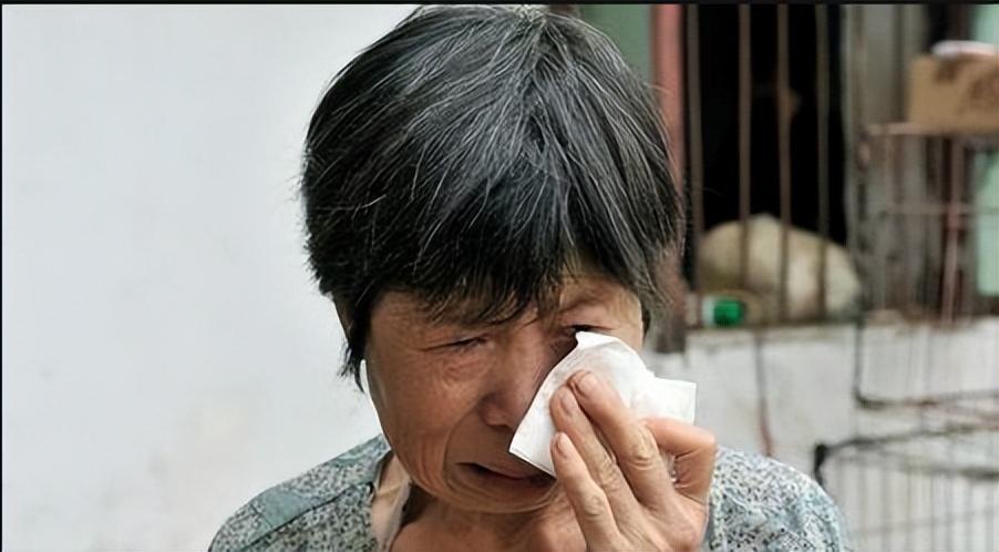 婆婆生病让儿媳妇拿钱,这一家人太过分了!