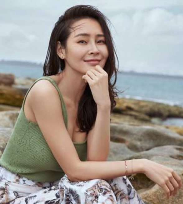 回顾于明加27岁闪婚相亲对象恩爱12年连生2女被丈夫宠成宝