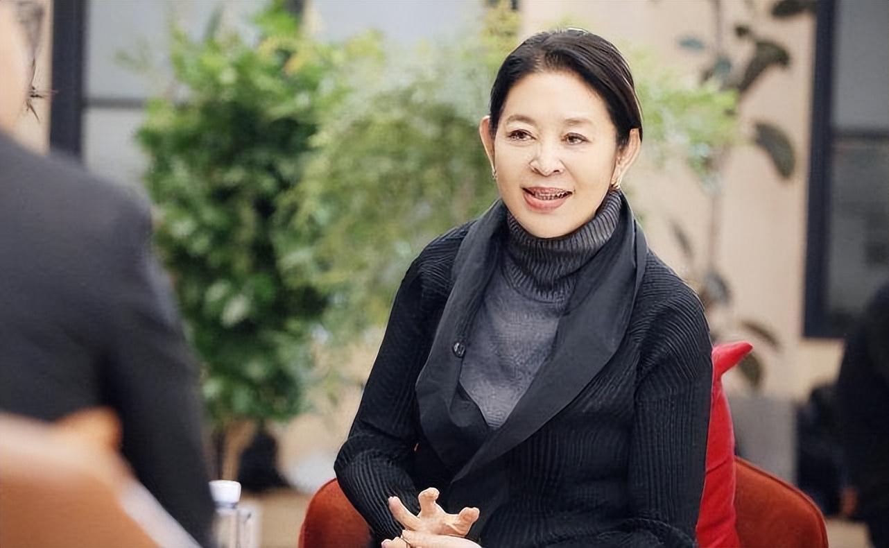 回顾倪萍和陈凯歌分手他娶娇妻生活圆满她再婚带着伤痛做母亲