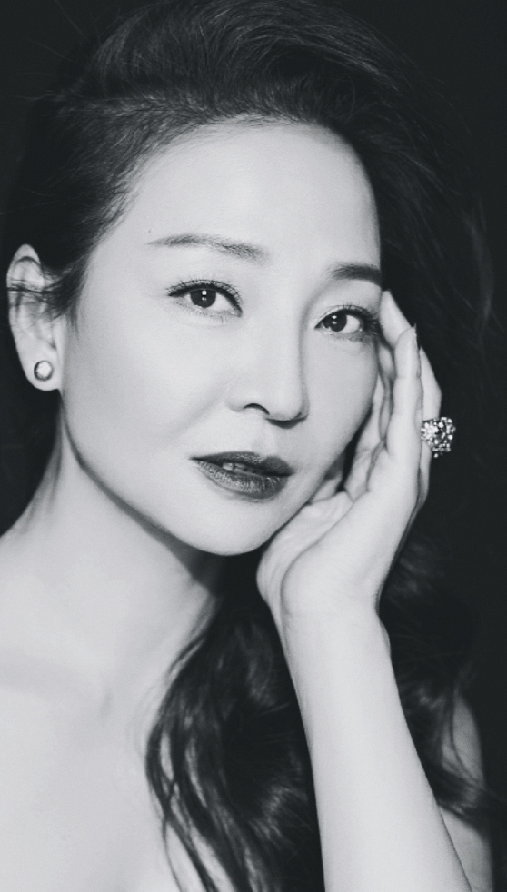 回顾马羚毕业于清华是演员又是设计师为了孩子始终单身一人