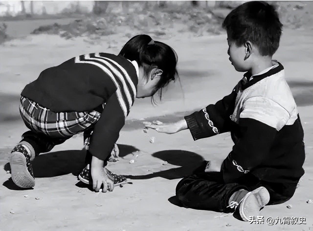 从小学开始,我便与小芳一起上学,小学还好,离家不是很远,我们每天便一