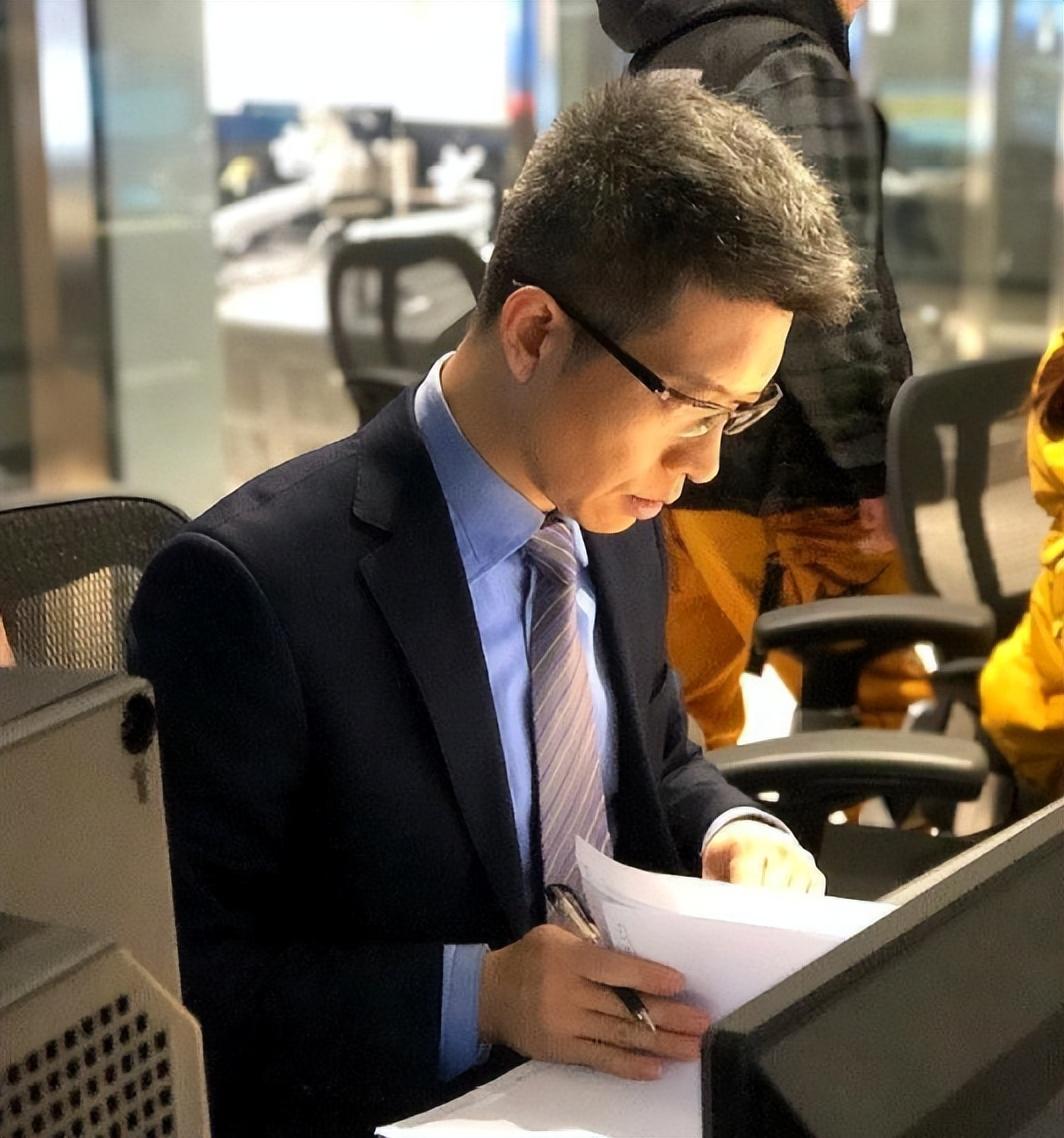 回顾央视主持朱广权43岁不结婚不生子不影响我给父母尽孝