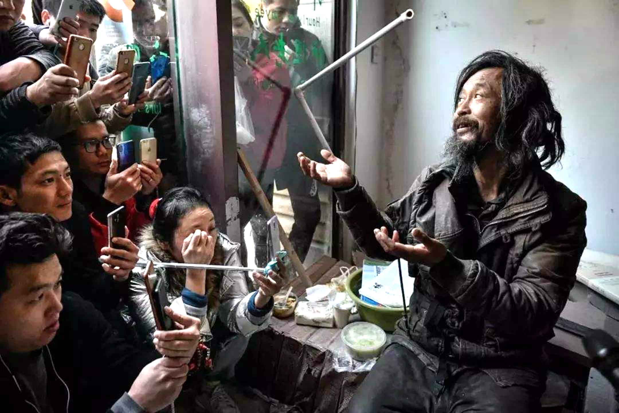 最不能接受的就是让自己的孩子变成一无所有的拾荒者,流浪汉