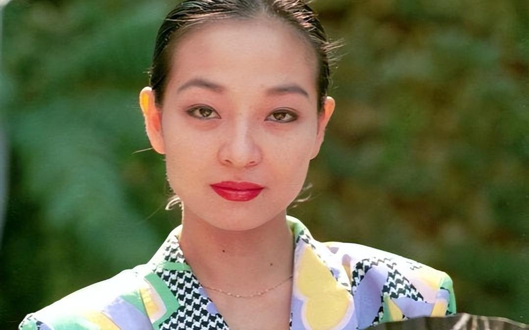 回顾马羚毕业于清华是演员又是设计师为了孩子始终单身一人