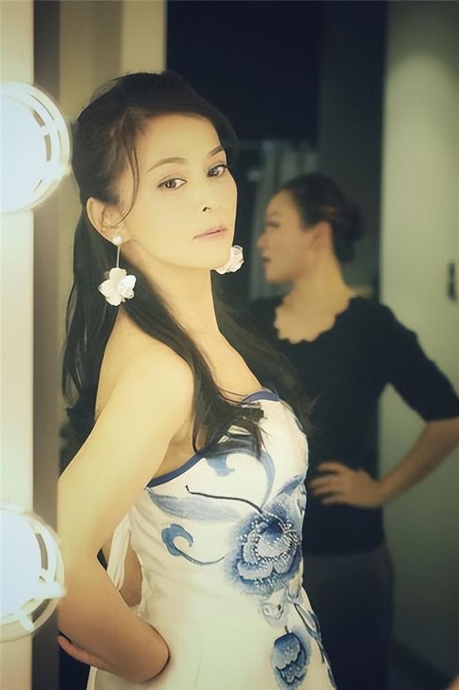 回顾何音与黄志忠结婚13年生一子离婚后嫁小9岁老公今幸福美满