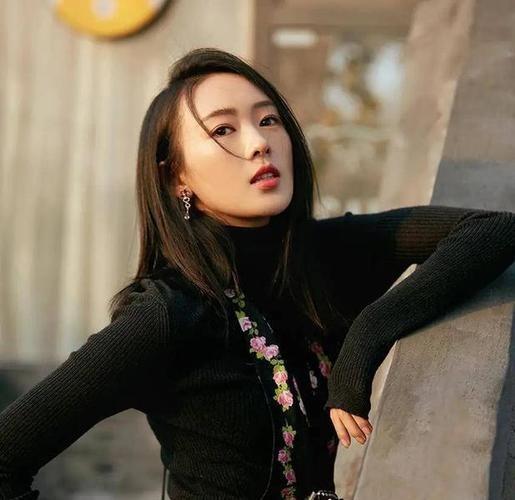 回顾童瑶和张默分手难以释怀如今嫁大17岁的富商活出自己