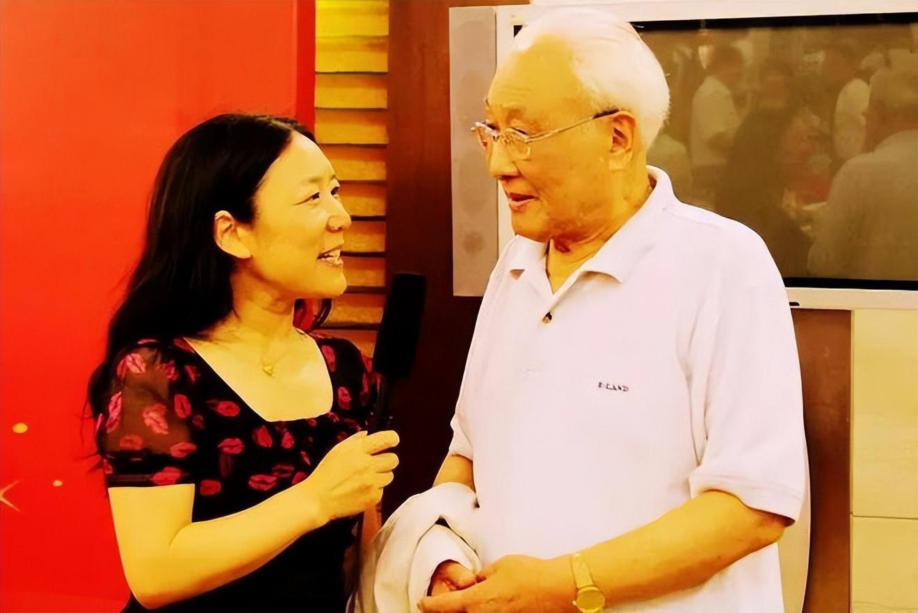 回顾仲星火去世7年3个亲女儿和后妈无联系遗孀的爱令人泪目