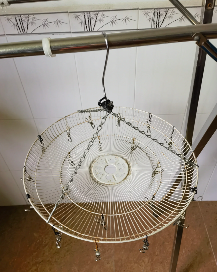 三,电风扇收纳不仅节省了一块窗帘的费用,还让这些老式床单得到了合理