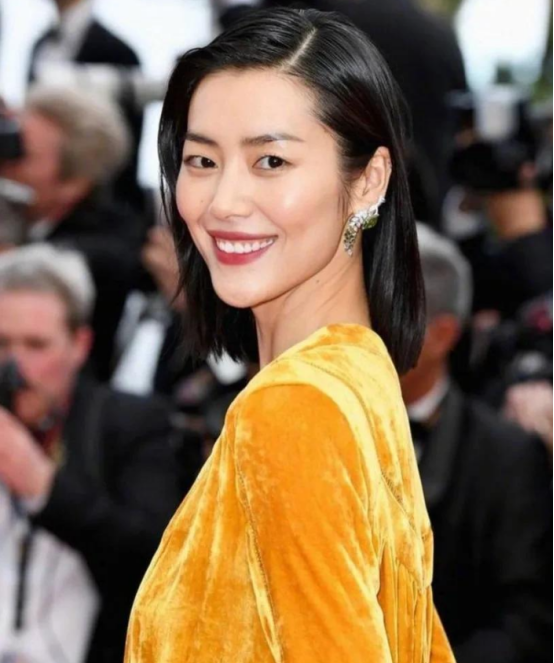 刘雯走秀被嘲脸凹瘦成皮包骨衣服似棕熊同场透视造型更雷人