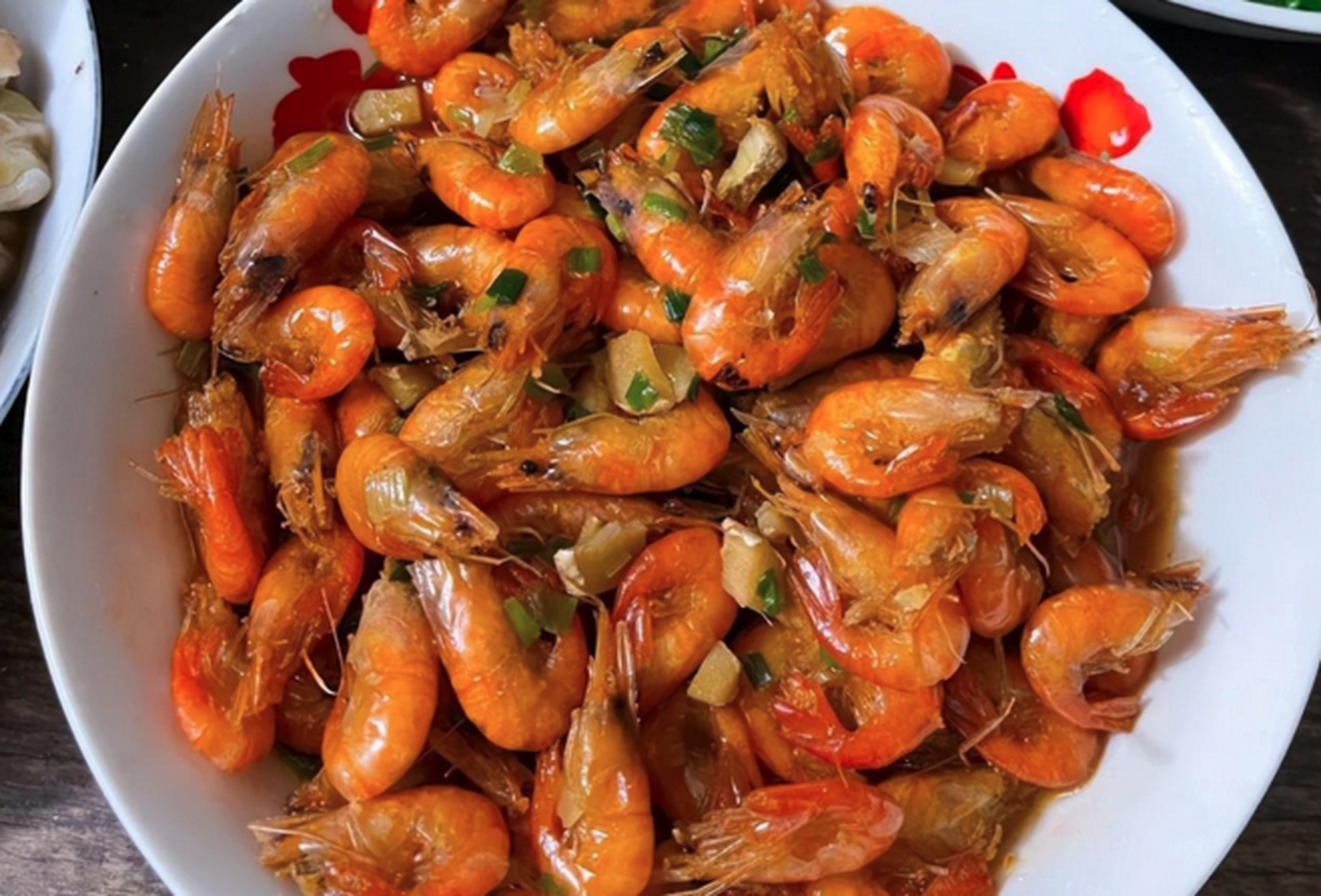 广州李雅家晚餐引发网友轰动,一道道家常菜肴鲜美可口,承载深厚家风