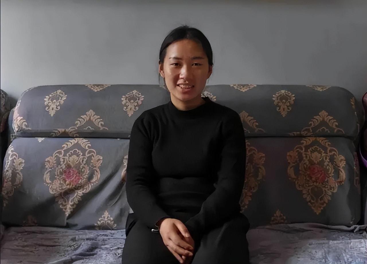 学校距离王倩的家有好几公里远,王倩每天五点就要起床,披星戴月去翻山