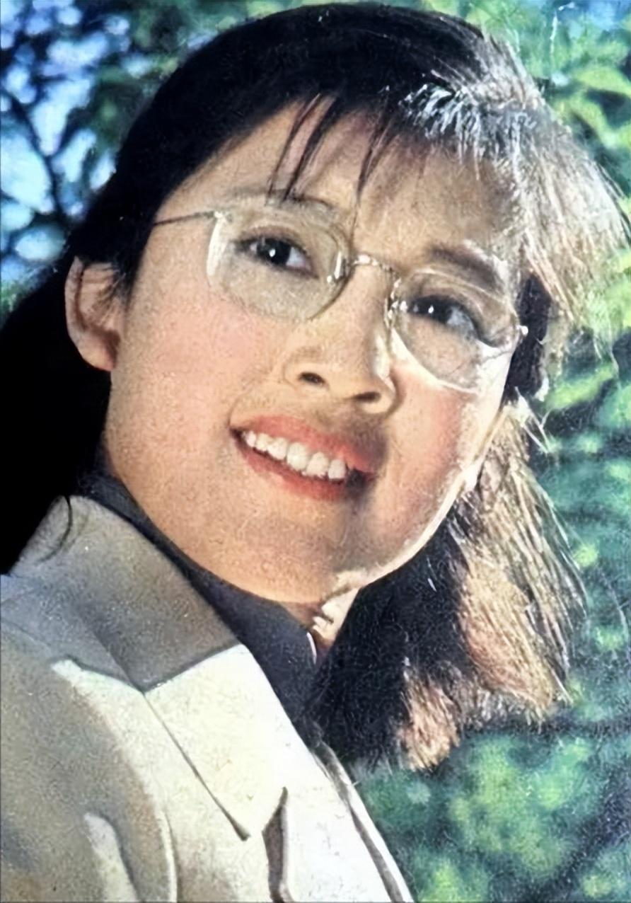 回顾宋春丽:为事业放弃生育,61岁终于当上母亲,弥补了遗憾