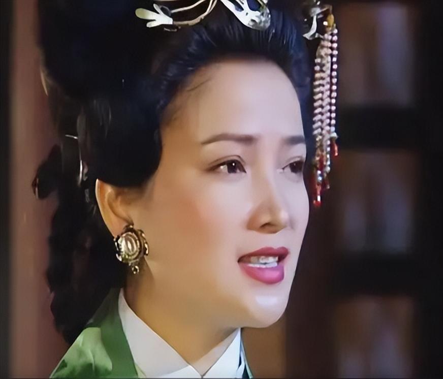 和刘威分开之后,何晴在1995年拍摄《风荷怨》时,结识了当时的"美男子"