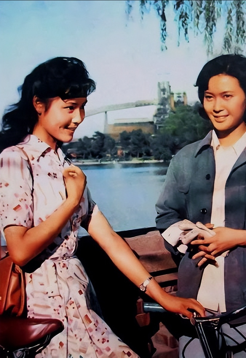 回顾方舒捧红屠洪刚后独自抚养两个女儿20年女儿成其骄傲