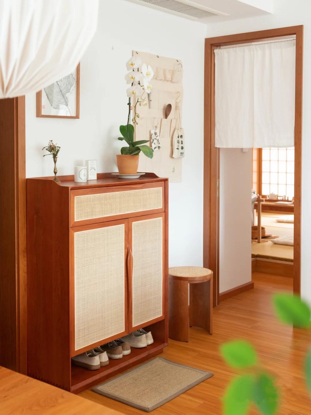 搭配在鞋柜前的剑麻地毯,为整个空间增添了一份温暖和舒适,地毯的质地