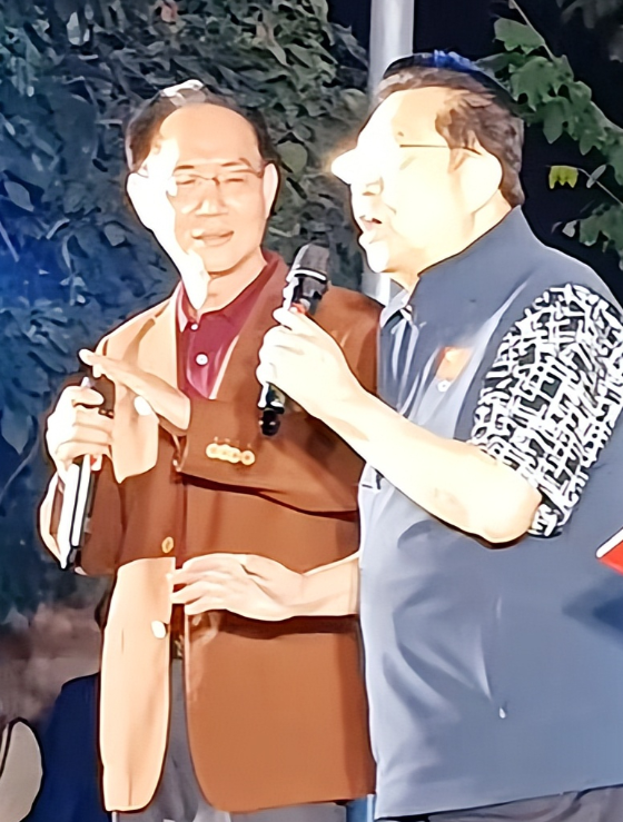 太落魄!李双江夫妇参加农村春晚,梦鸽一身粉装,自曝将定居农村