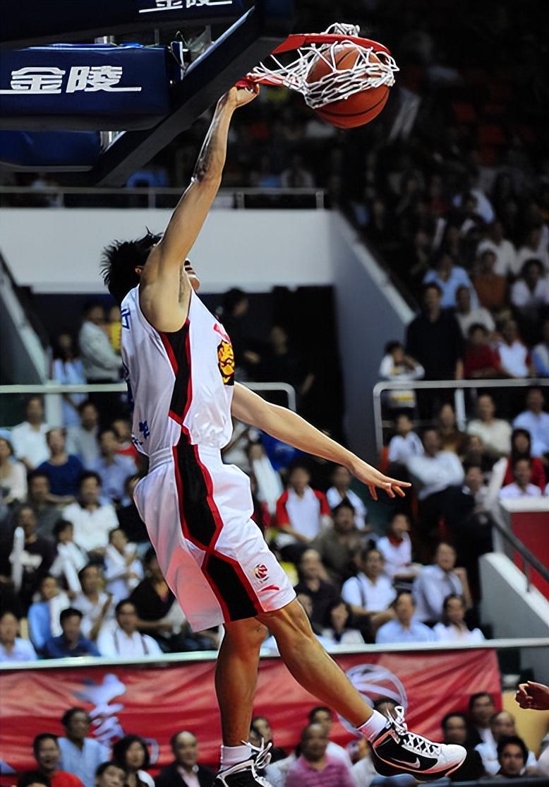 回顾陈江华曾被期待为世界级后卫因伤病遗憾退役如今怎样