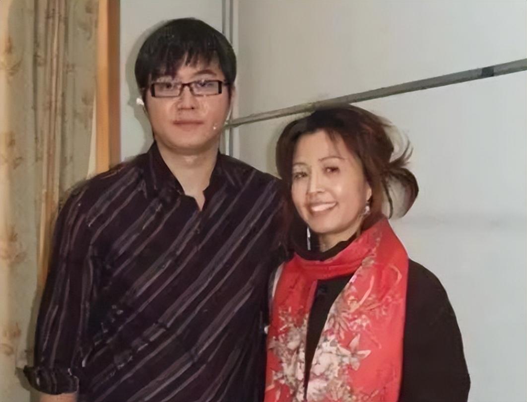 回顾主持人赵川经历两次失败婚姻三婚娶小16岁空姐才懂得婚姻