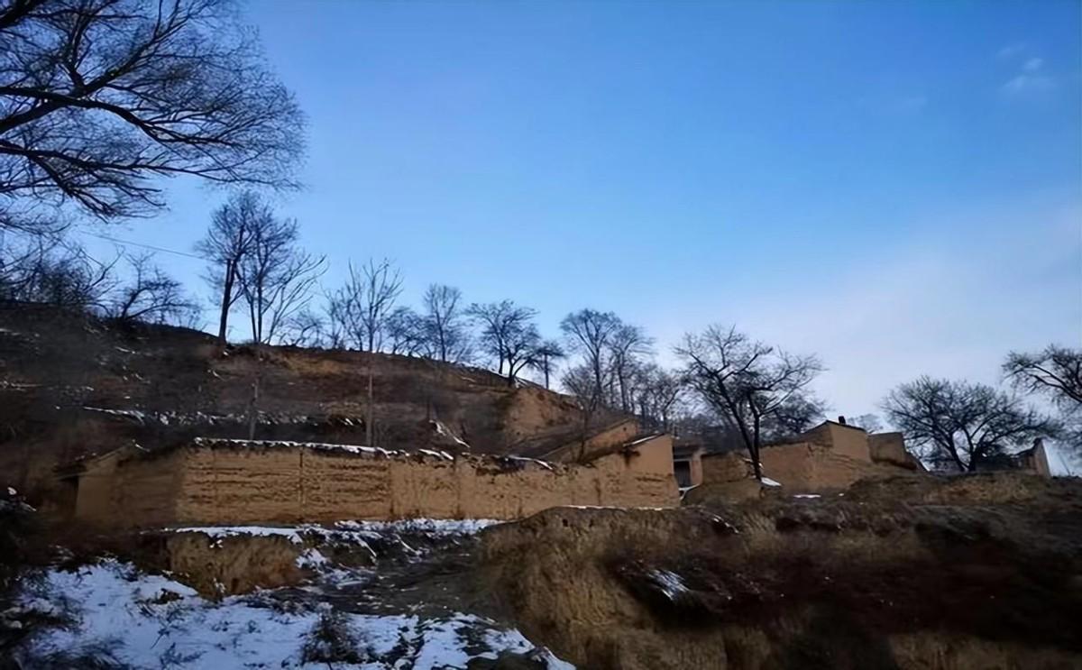 "微笑女孩"名叫铁嘉欣,出生在宁夏省西吉县一个偏远的小山村,父母都是