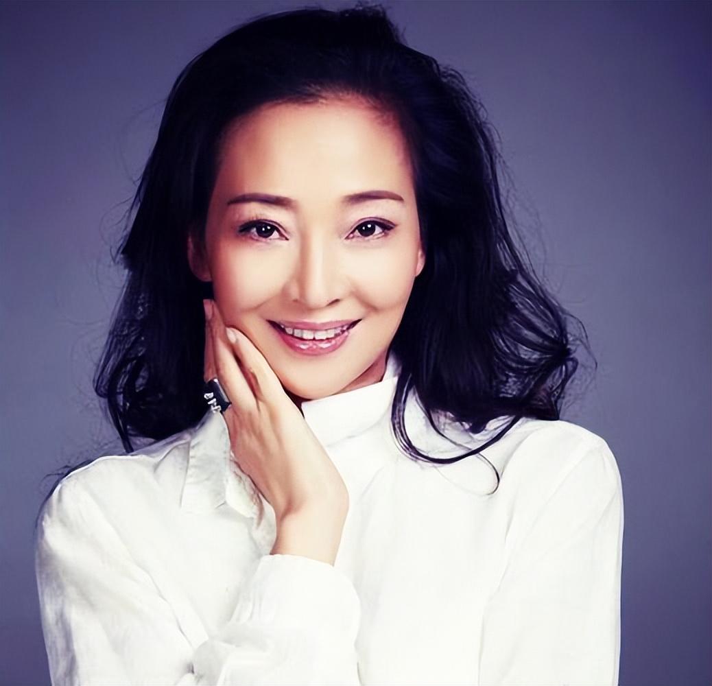 回顾马羚毕业于清华是演员又是设计师为了孩子始终单身一人