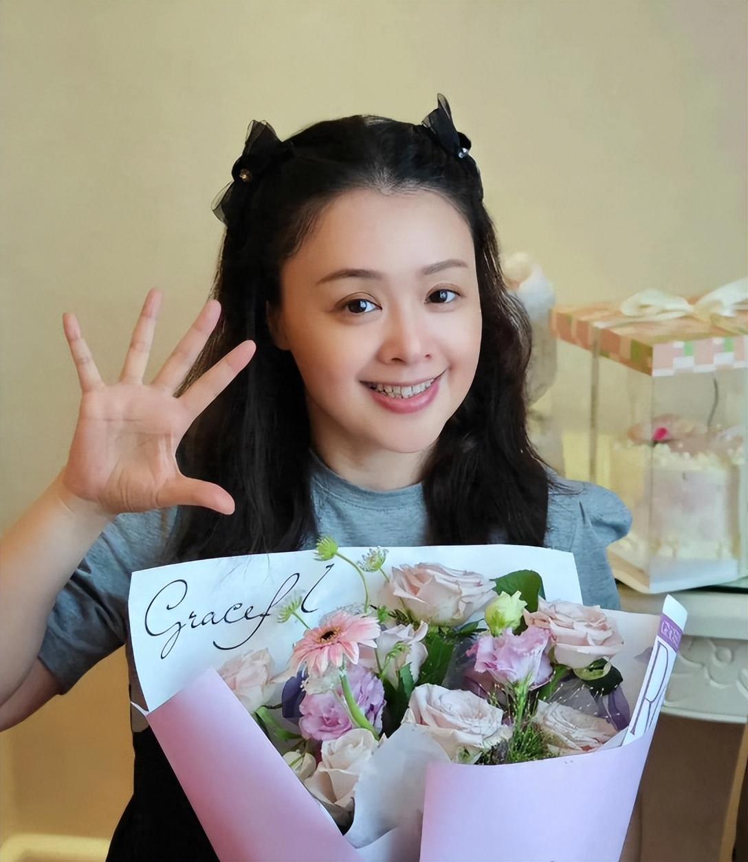 她在老版《上错花轿嫁对郎》中扮演丫环小喜.