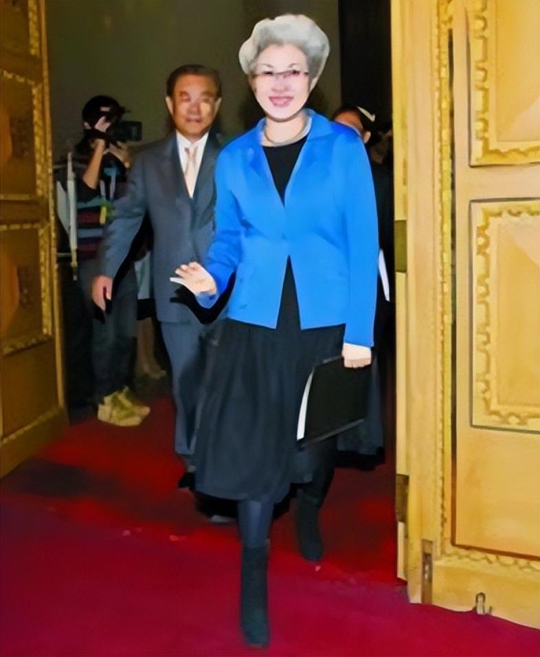 看了71岁傅莹的打扮我悟了白发不染穿衣不花才更高级时髦