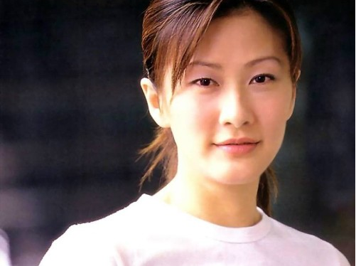 回顾伏明霞辉煌背后有泪水退役嫁豪门人生现状如何