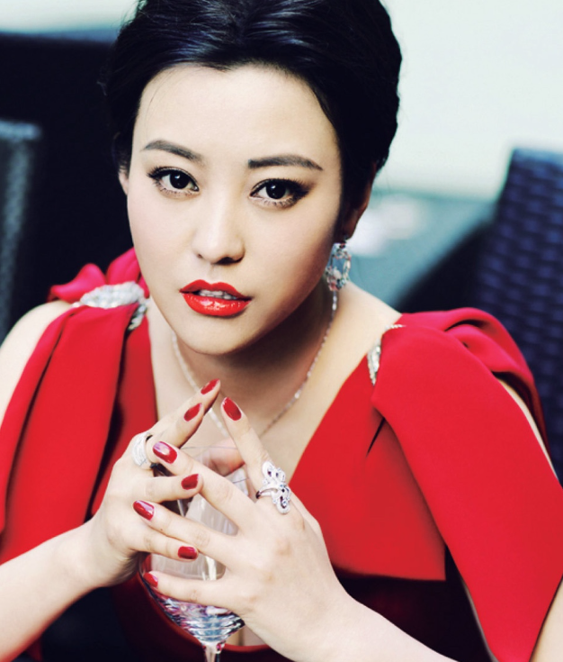 回顾两婚两离42岁孤身一人照顾两个孩子的郝蕾如今过的怎么样