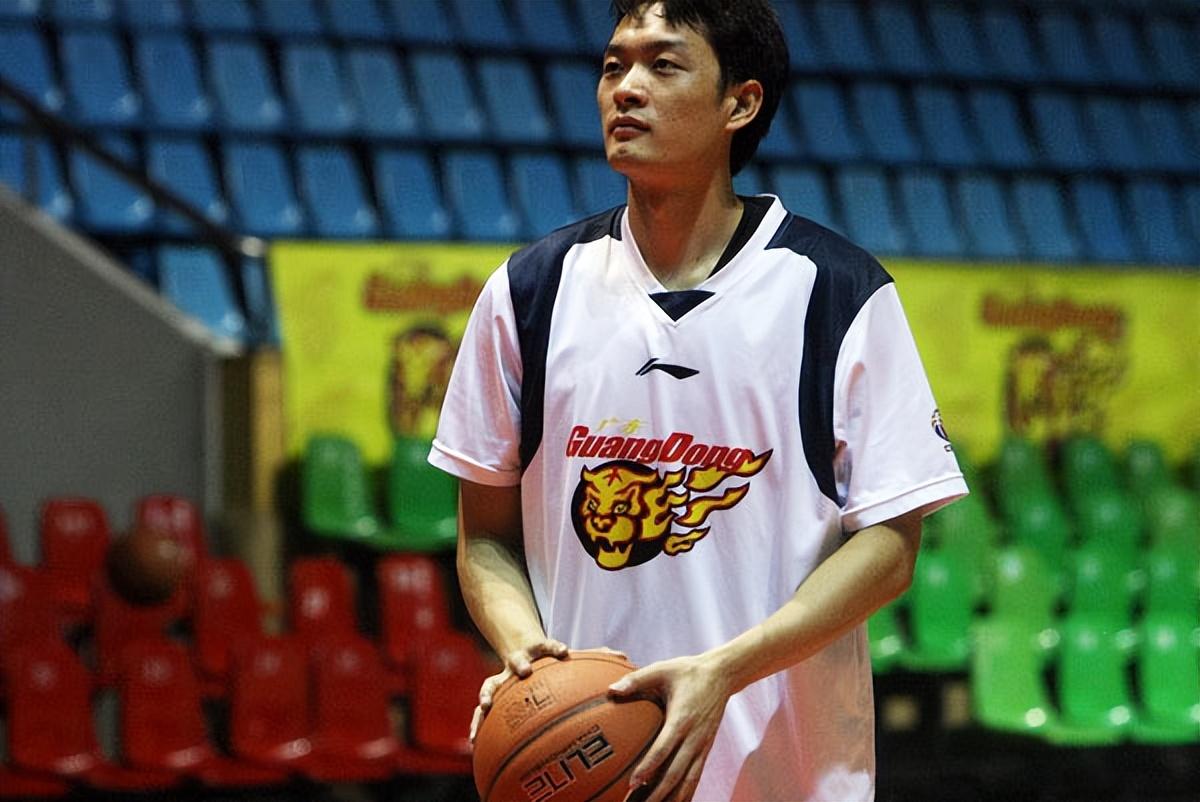 回顾陈江华曾被期待为世界级后卫因伤病遗憾退役如今怎样