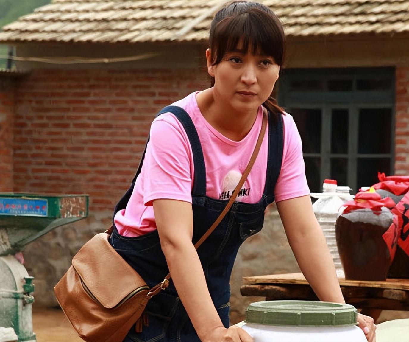 回顾闫学晶30万出场费惹争议二婚45岁高龄生女儿子成她骄傲