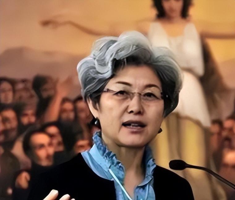 看了71岁傅莹的打扮我悟了白发不染穿衣不花才更高级时髦