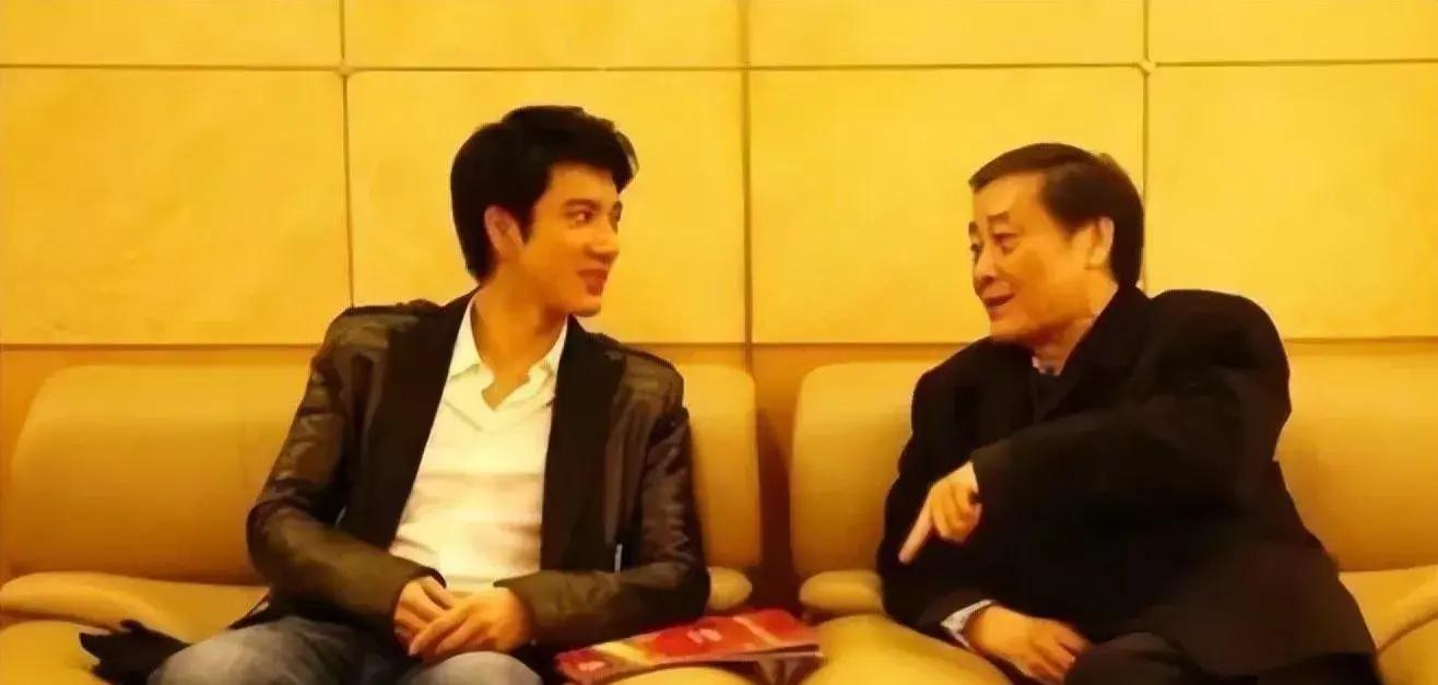 王力宏低调悼念宗庆后点赞了12年前二人合影旧照此行为获好评