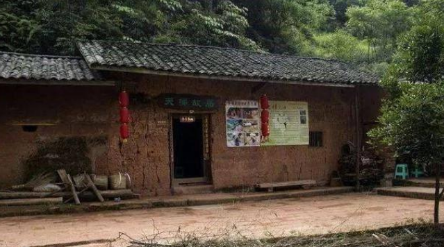 回顾小伙与29岁寡妇私奔进山50年自给自足养7娃凿6208级天梯