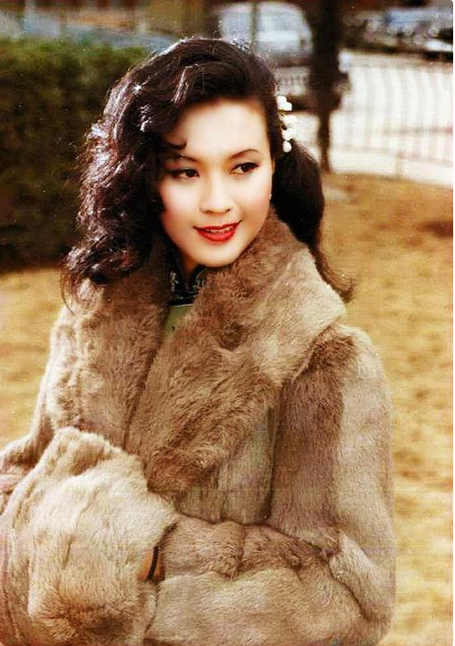 回顾方舒捧红屠洪刚后独自抚养两个女儿20年女儿成其骄傲