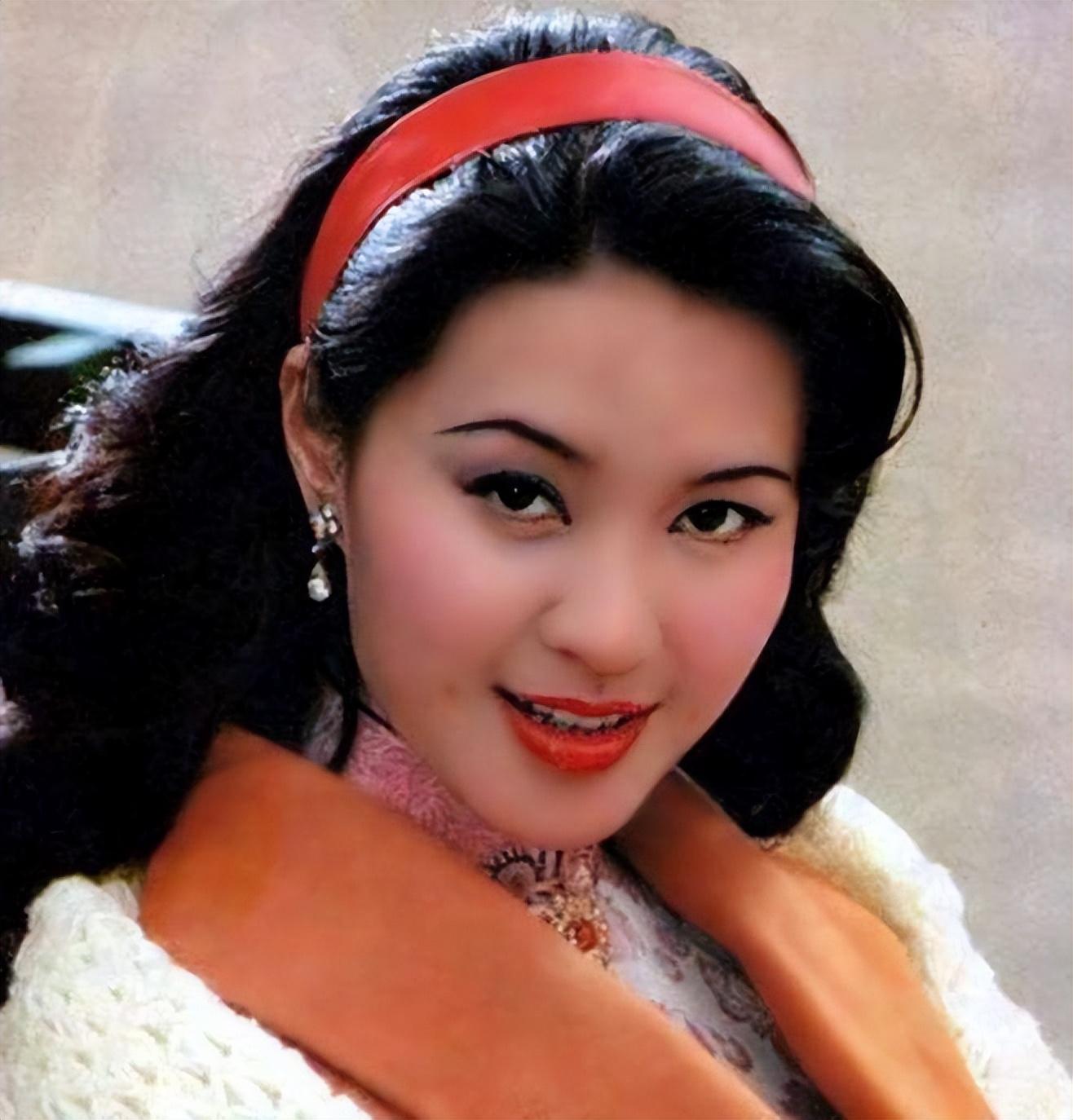 回顾方舒捧红屠洪刚后独自抚养两个女儿20年女儿成其骄傲