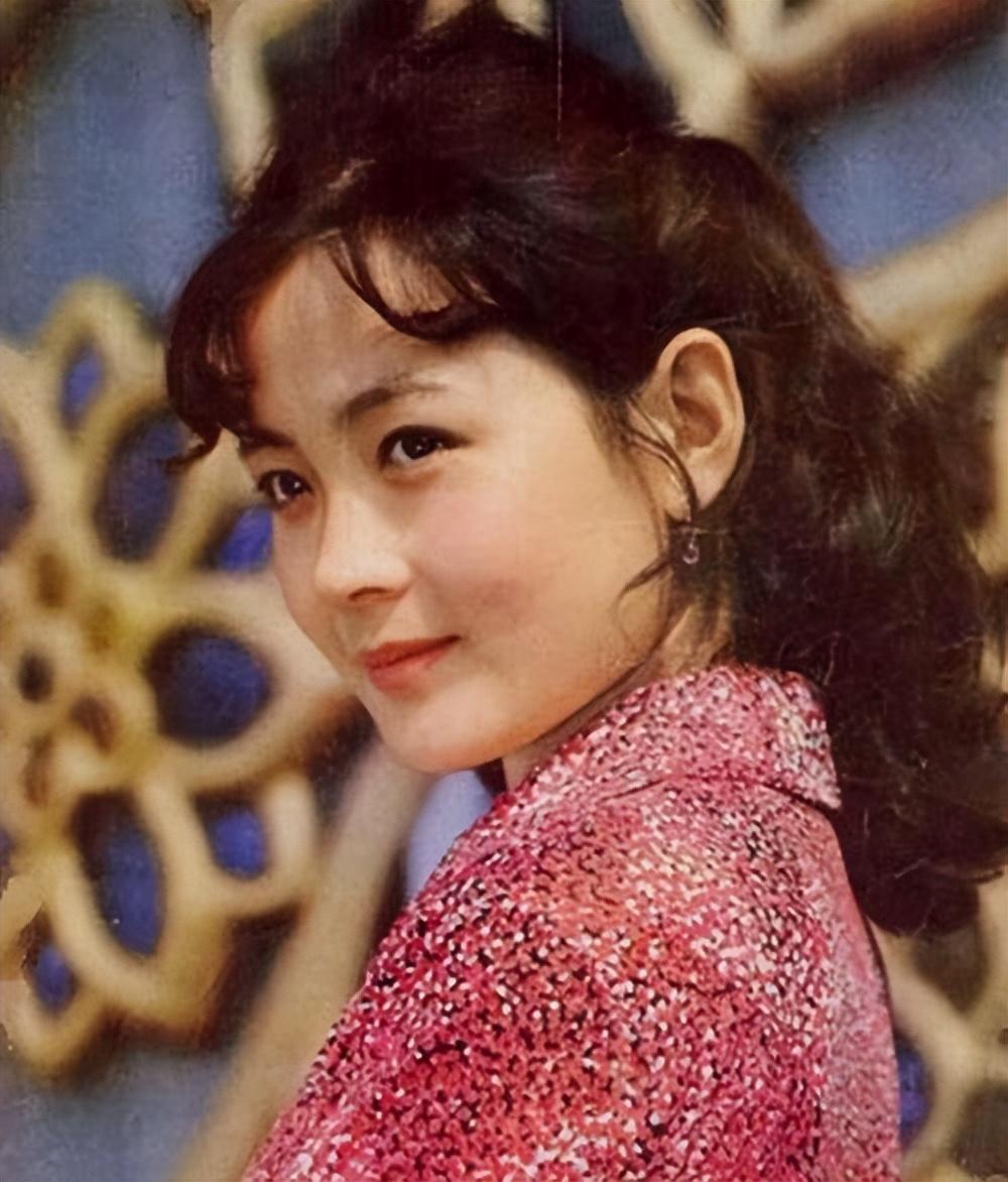 回顾影后娜仁花13岁初入影坛40岁嫁给导演宁才42岁高龄产子