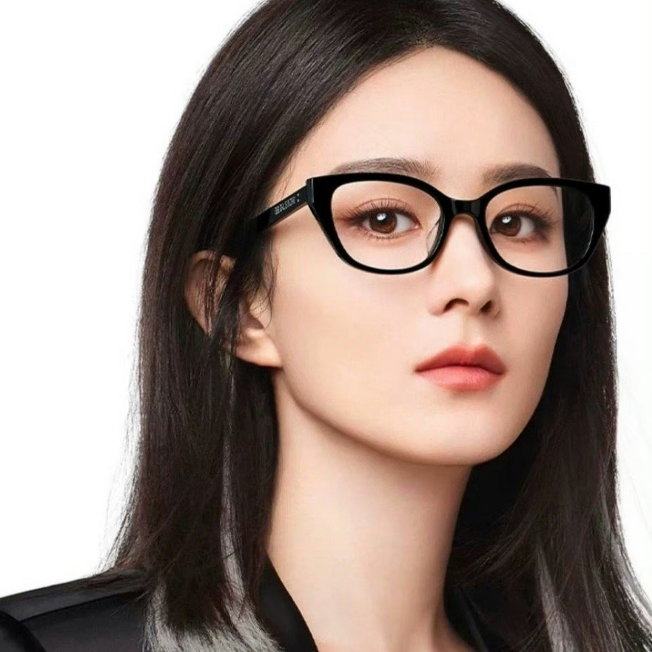 赵丽颖尝试新造型,挑染银白发色简直太帅了,完全另一种风格