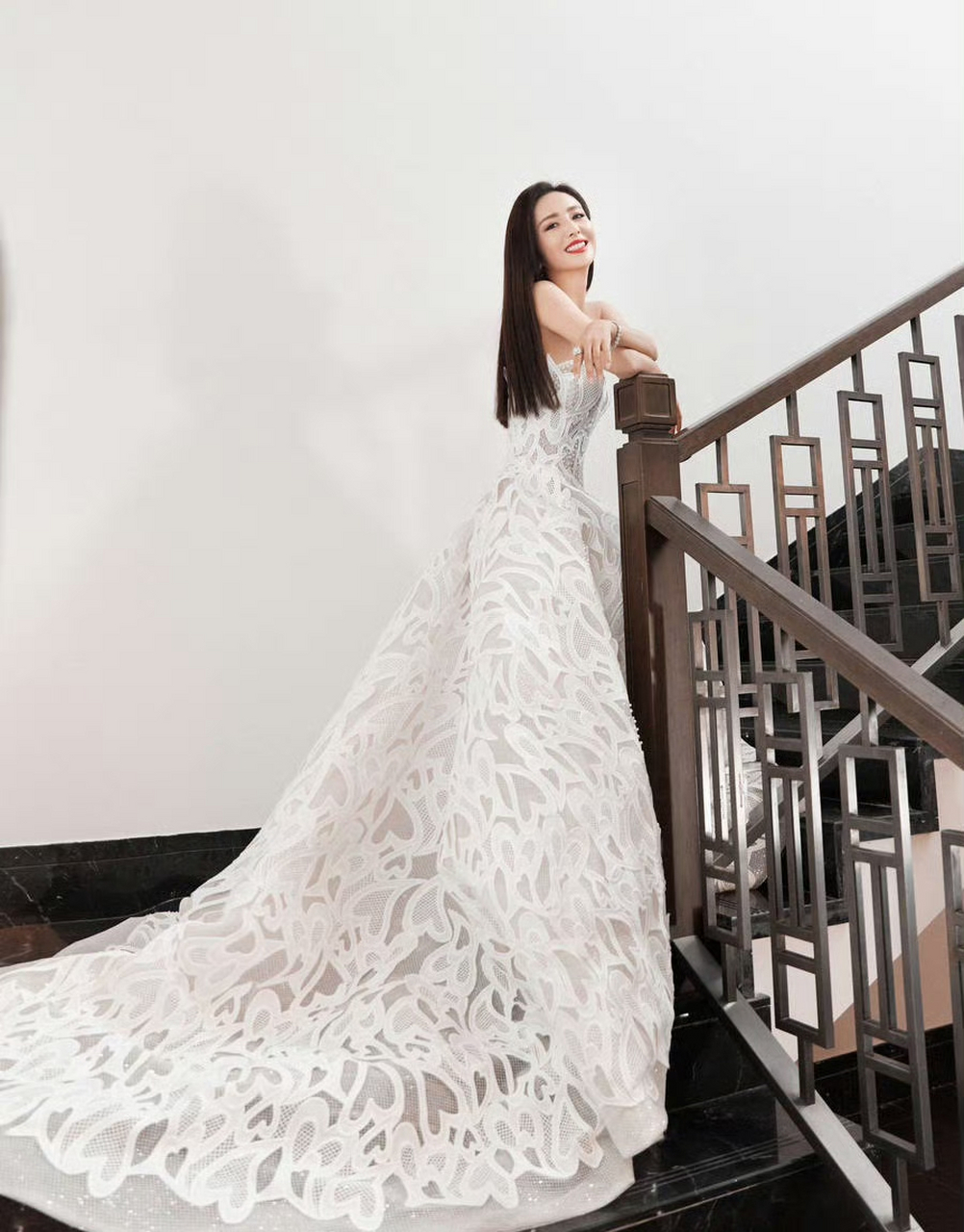 佟丽娅一袭白色抹胸裙身材纤细,露美背气质迷人,优雅大方!