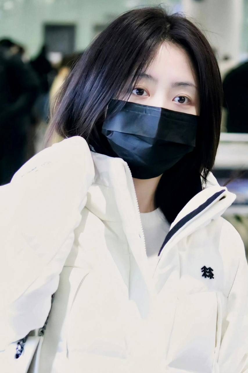 机场私服,又一件长款羽绒服   谭松韵今日机场私服亮相,再次选择了一