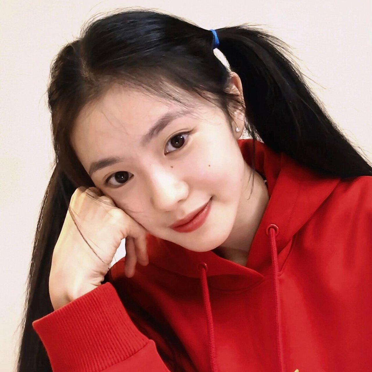 刘浩存新年写真好可爱  照片中的她笑容灿烂90,就像冬日里的暖阳一