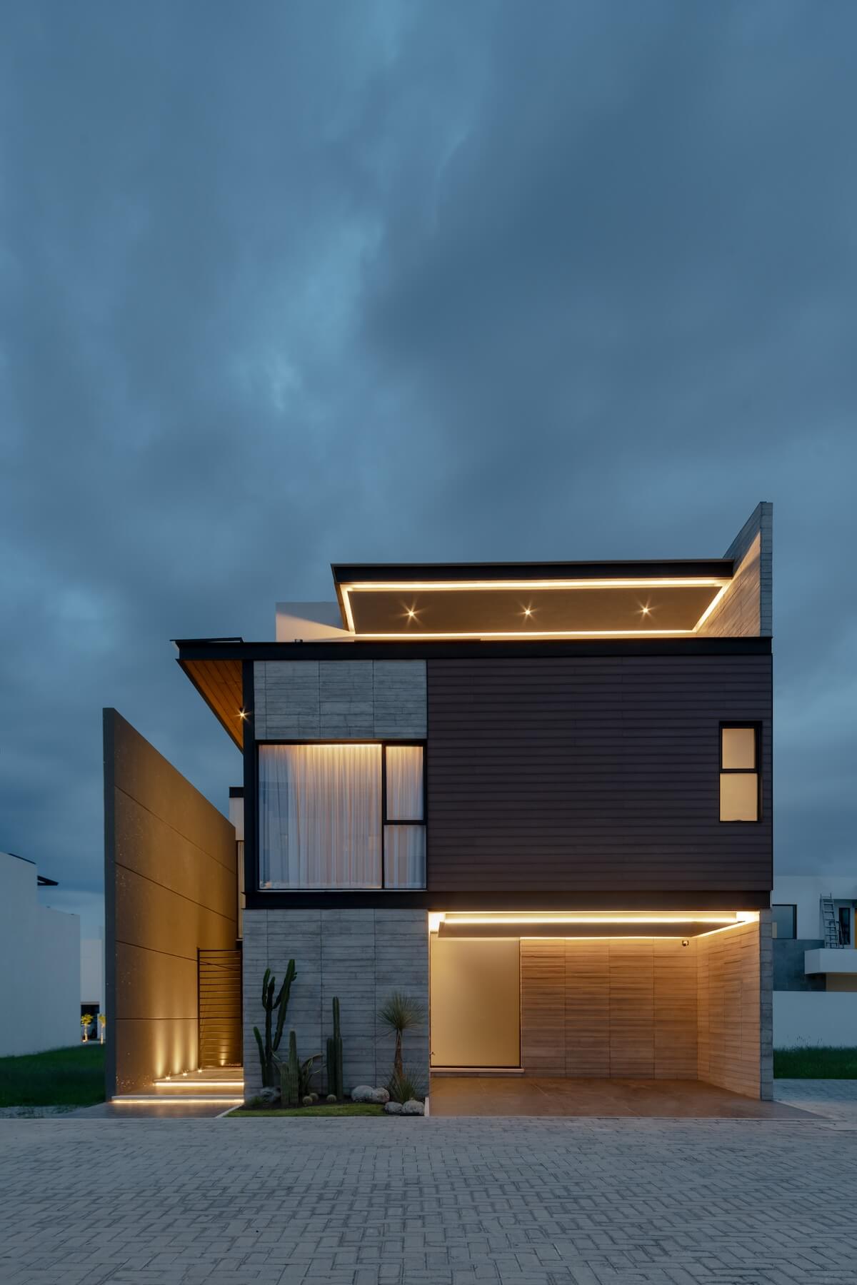 建筑考虑了对比鲜明的材料,与光线入口相呼应的体积和舒适的空间.