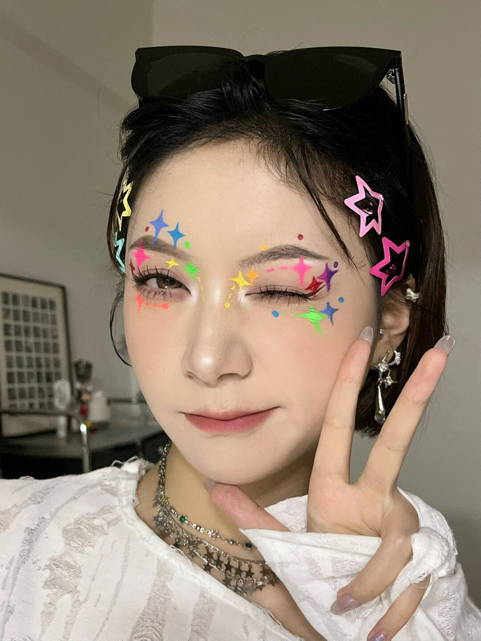 那种简单,干净,却充满创意的妆容,就像一缕清新的风,轻轻拂过你的面庞