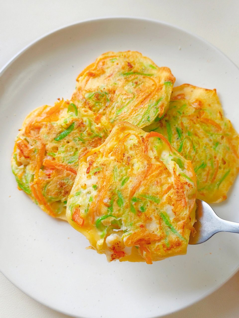 先说好了就这个西葫芦虾仁鸡蛋饼,要是做少了是真的不够吃!