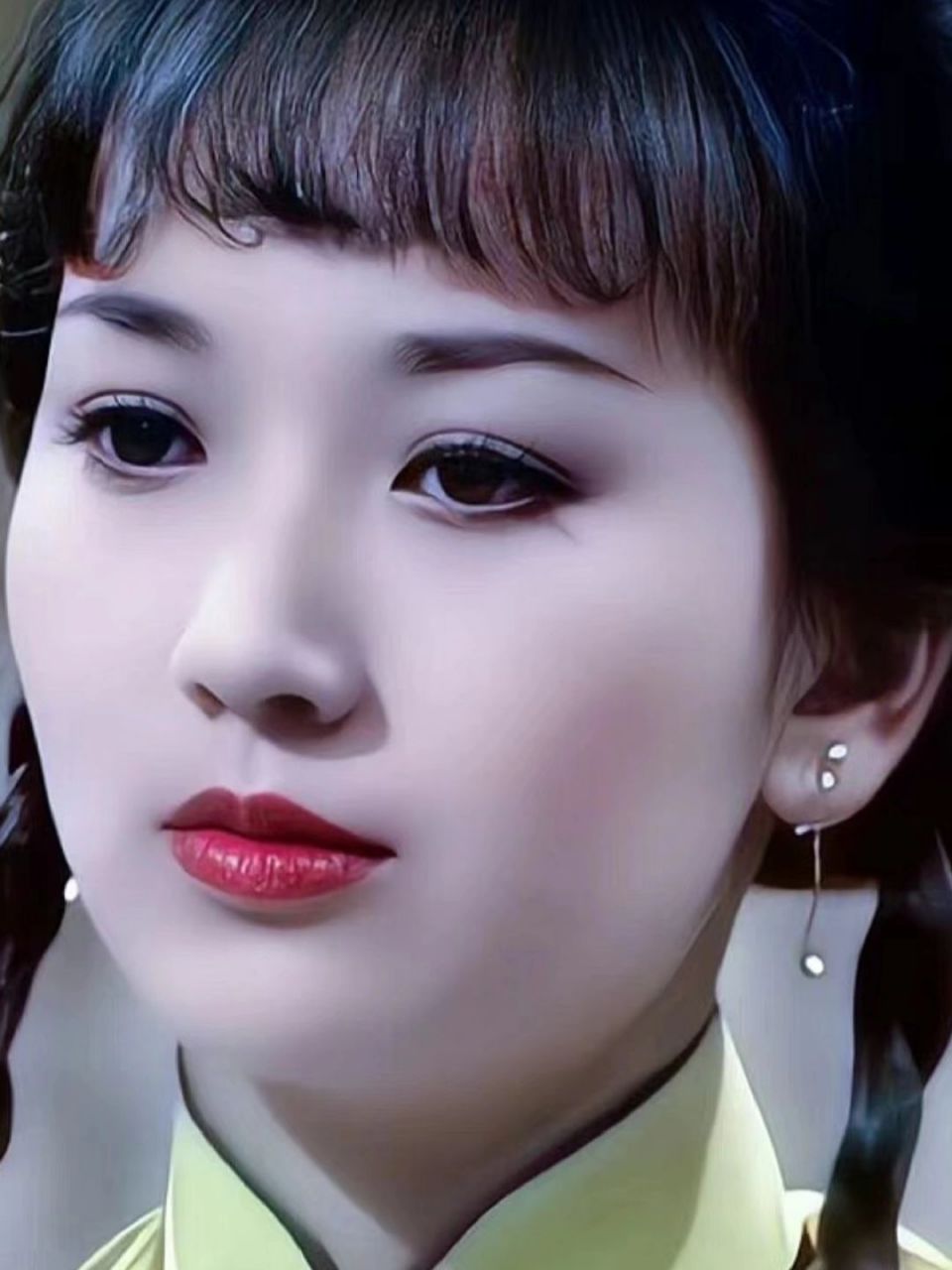 偶然间翻到了赵雅芝年轻时的照片,那份惊艳依旧美到我了.