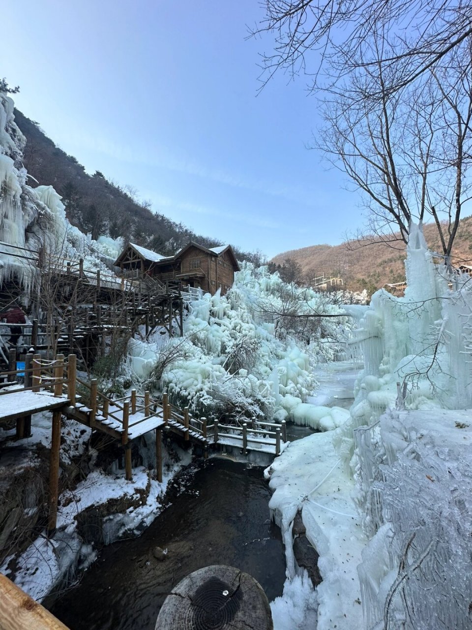 济南 九如山冰瀑  济南九如山冰瀑,如临冰雪世界,银装素裹,美不胜收.