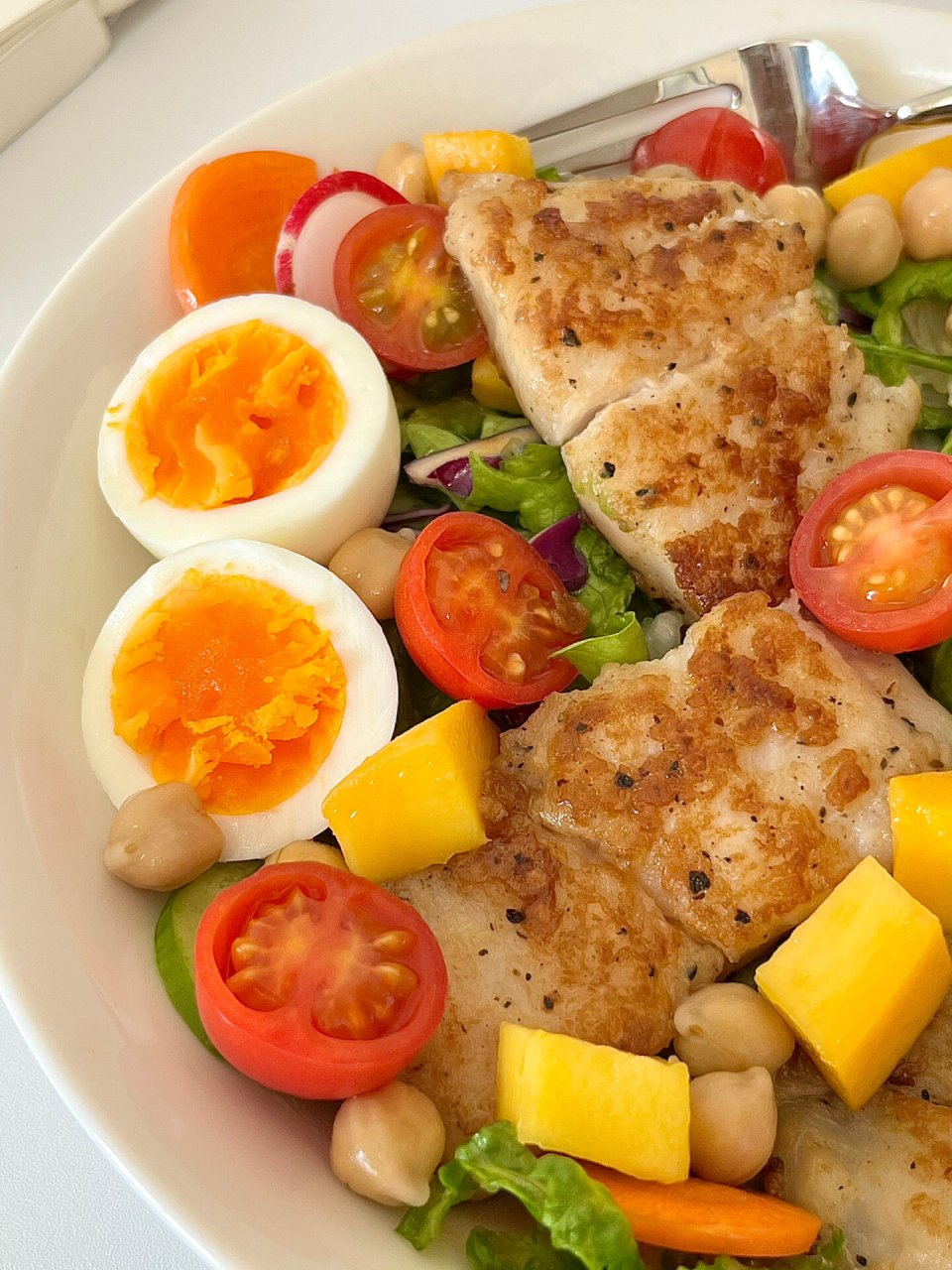 快乐减脂:香煎巴沙鱼沙拉01  今天我决定开启我的吃草之旅,来一份低